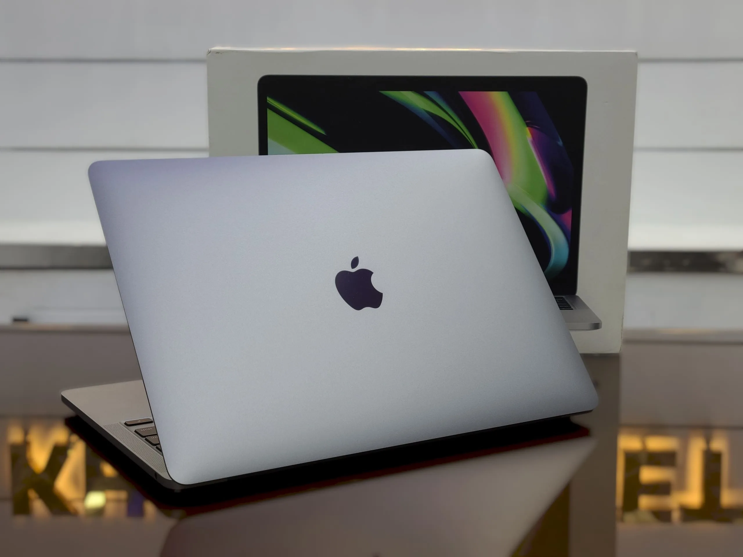 Apple MacBook Pro 13_A2289 (2020) - Space Gray Core i5 512GB SSD Touch Bar 13.3" Retina Display Laptop With Box