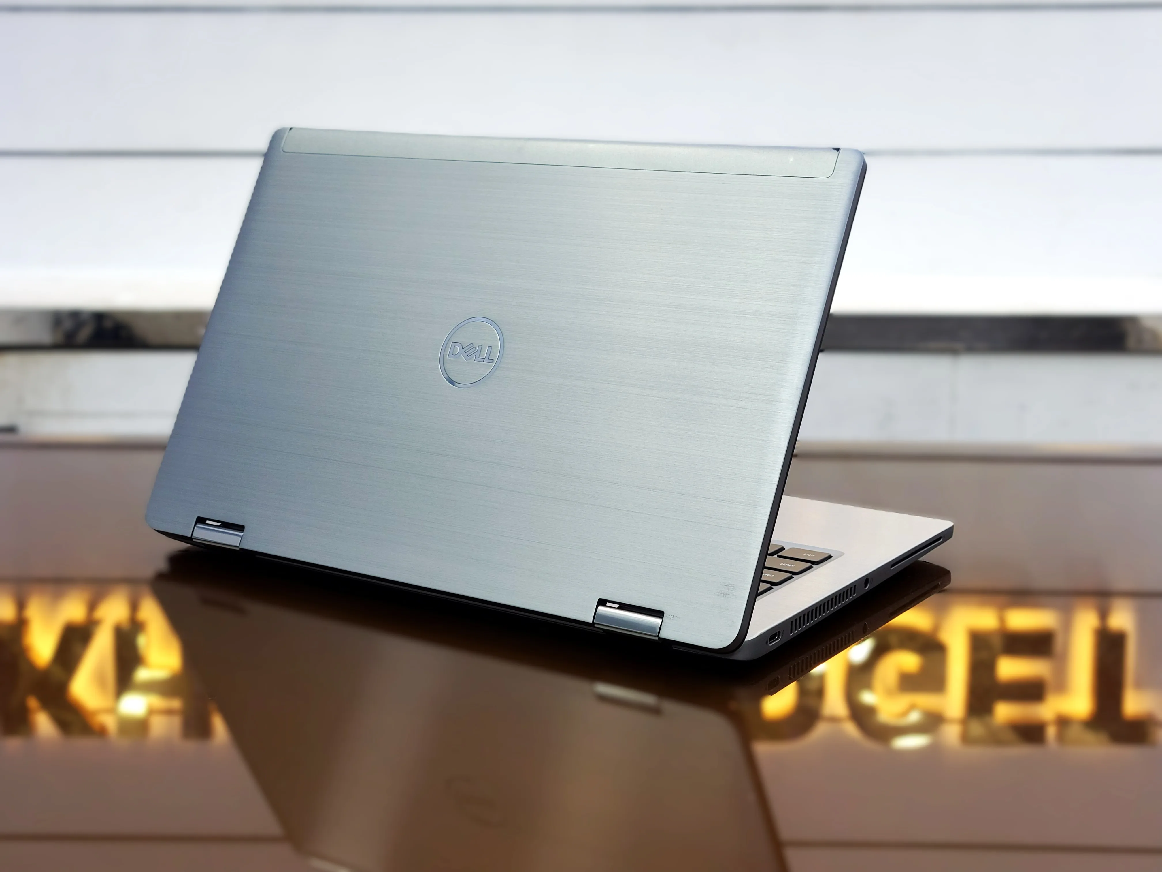 Dell Latitude 7320 Core i7-1185G7 256GB SSD 16GB RAM 13.3" FHD Glass Touch Display 2-in-1 Laptop