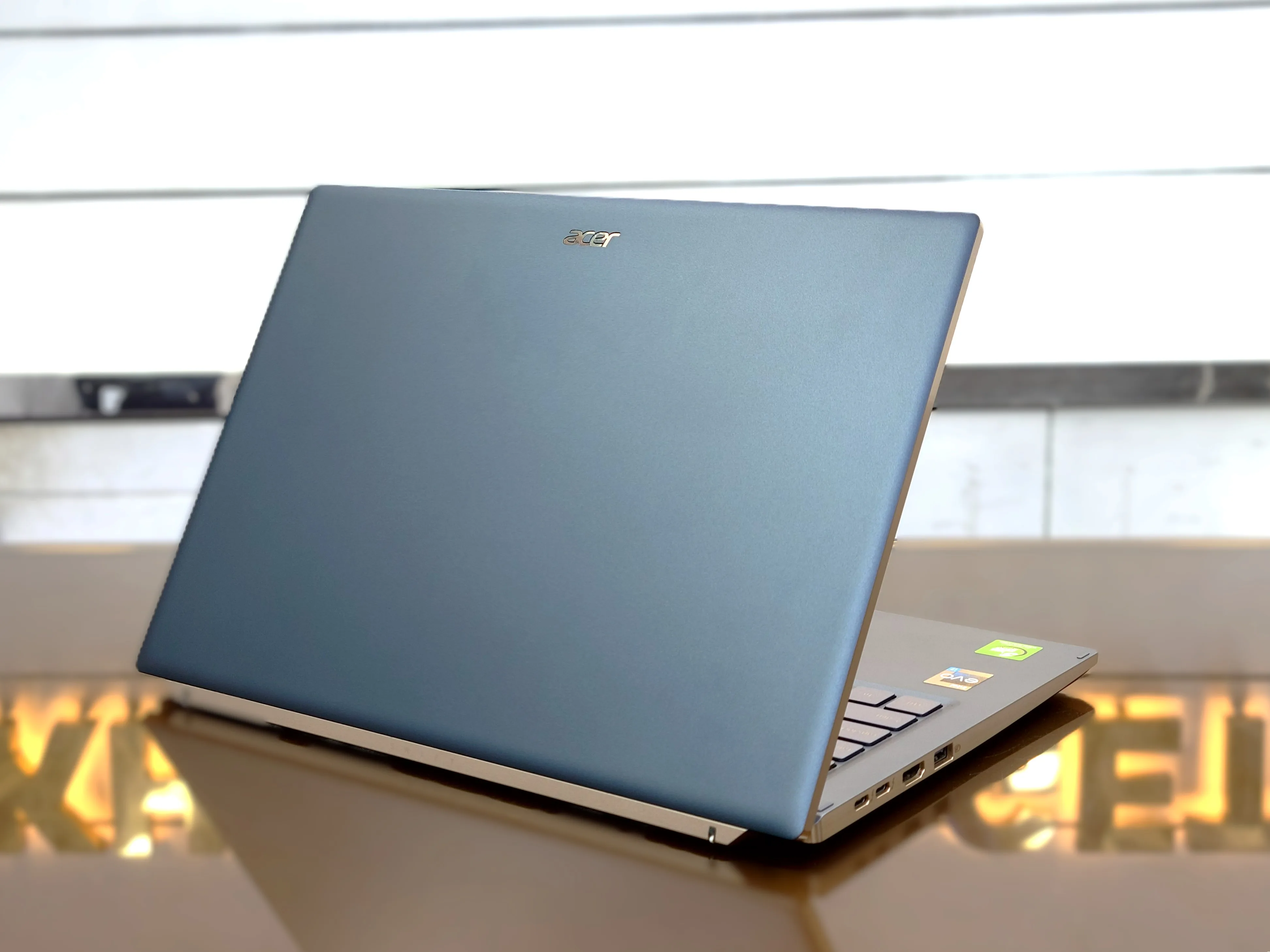 Acer Swift SF514-56T Core i7-1260P 1 TB SSD 16 GB RAM 14" QHD Glass Touch Display Laptop