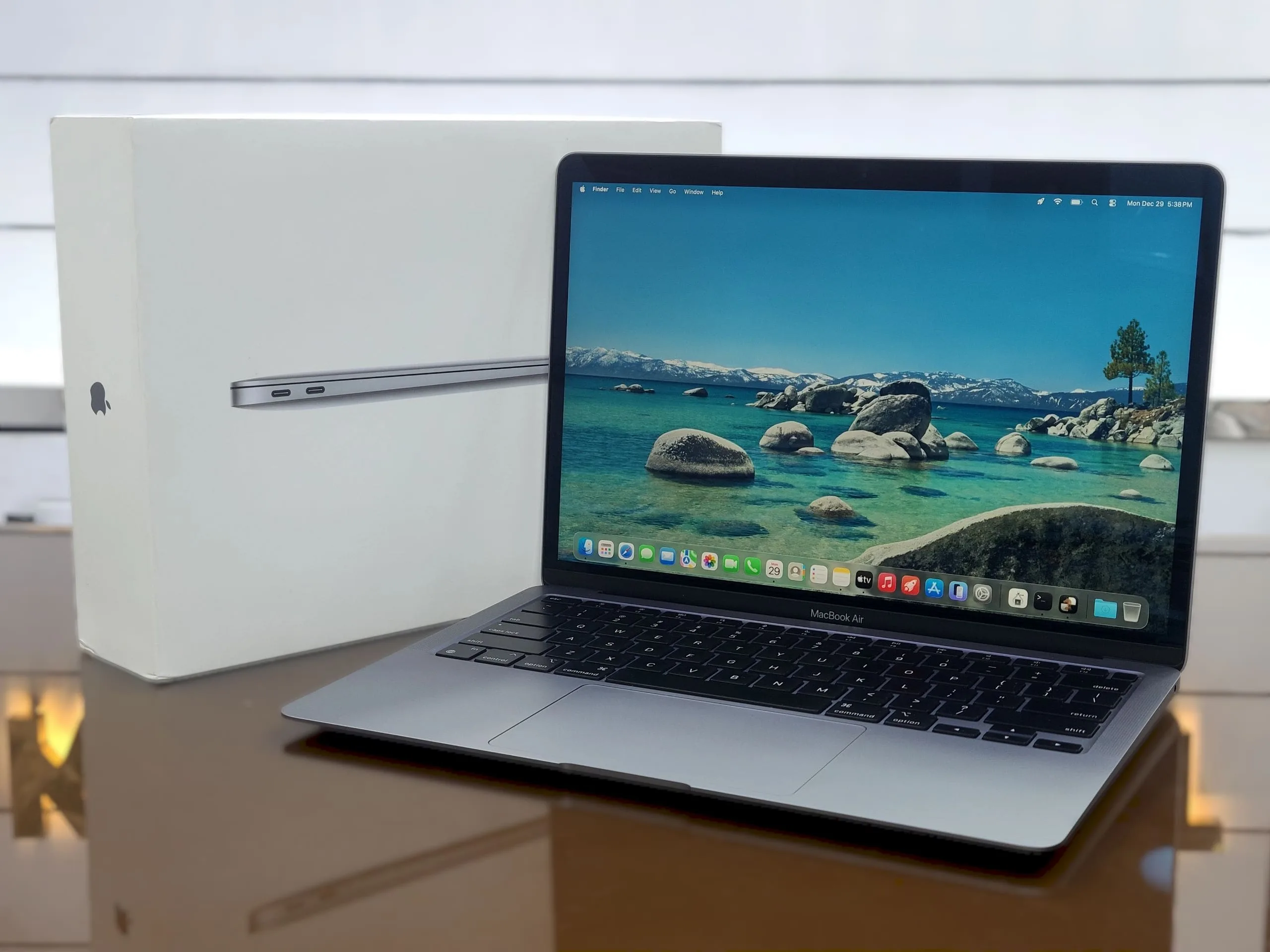 Apple MacBook Pro 13_A2338 (2020) Apple M1 Chip 13.3" Liquid Retina Display With Touch Bar 256GB SSD With Full Box