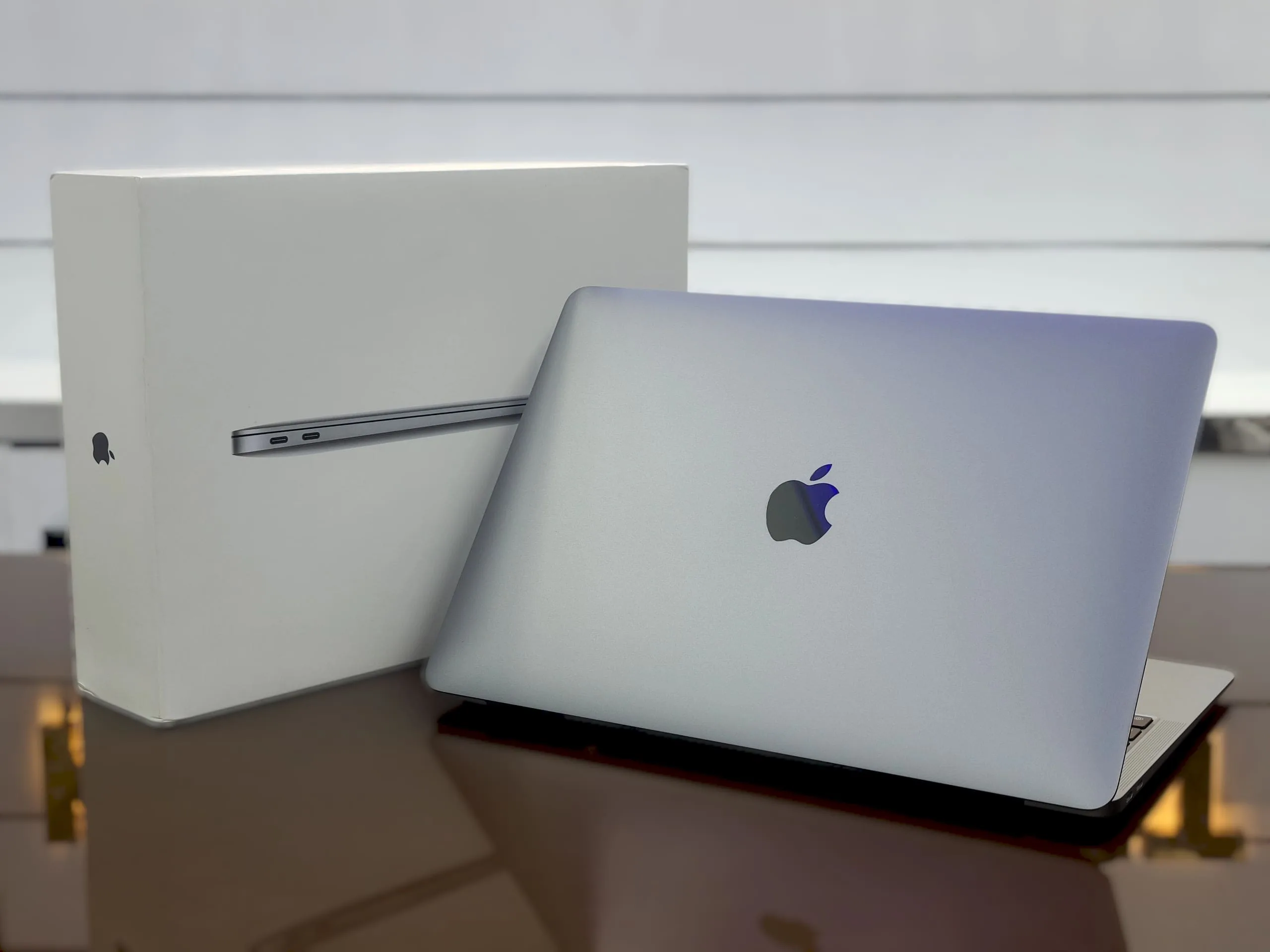Apple MacBook Pro 13_A2338 (2020) Apple M1 Chip 13.3" Liquid Retina Display With Touch Bar 256GB SSD With Full Box