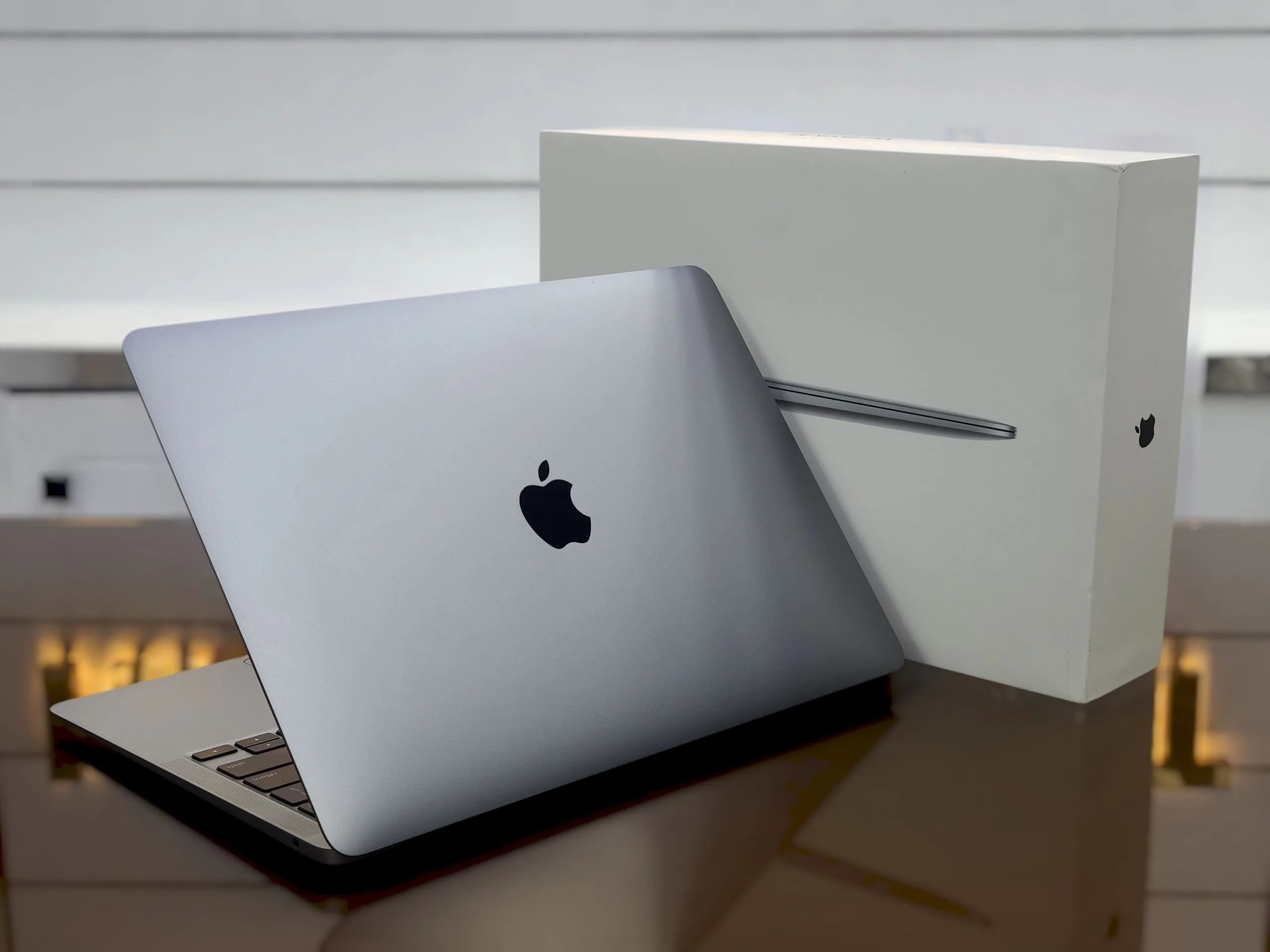 Apple MacBook Pro 13_A2338 (2020) Apple M1 Chip 13.3" Liquid Retina Display With Touch Bar 256GB SSD With Full Box